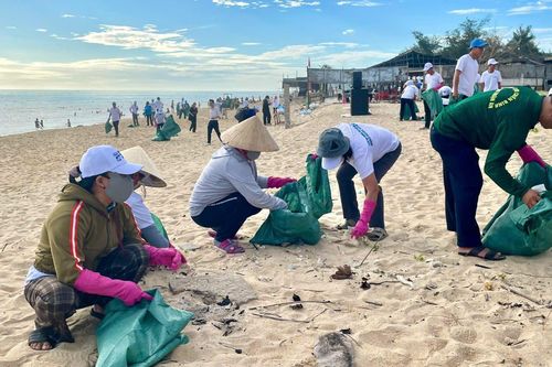 Gần 700 người tham gia dọn rác thải nhựa bờ biển, đầm phá ở Huế