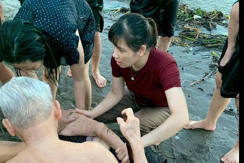 Nữ điều dưỡng ép tim liên tục cứu cụ bà bị đuối nước khi tắm biển