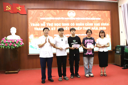 Điện Biên: Trao hỗ trợ học sinh khó khăn tham gia kỳ thi tốt nghiệp THPT năm 2025