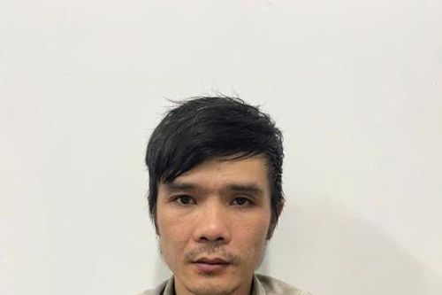 Thật giở trò gian trước cổng chùa