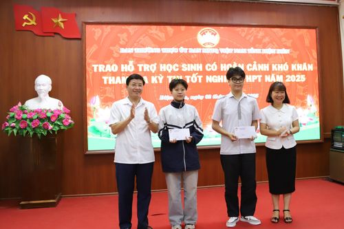 Ủy ban MTTQ Việt Nam tỉnh trao hỗ trợ cho học sinh khó khăn tham gia kỳ thi tốt nghiệp THPT năm 2025