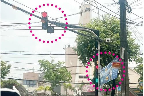 Đèn tín hiệu giao thông bị che khuất một phần