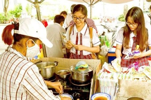 Tốt nhất cấm con ăn uống những thứ bán trước cổng trường