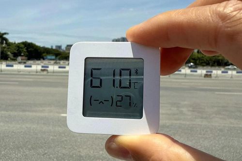 Nắng nóng ngoài trời hơn 60°C, người lao động quay cuồng mưu sinh