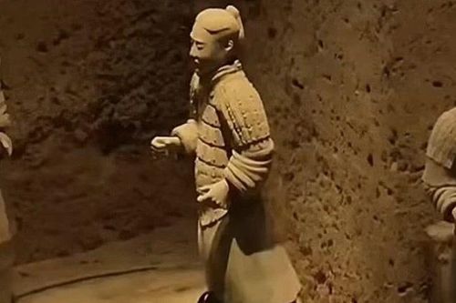 Du khách phá tượng đất nung tại lăng mộ Tần Thủy Hoàng gây sốc