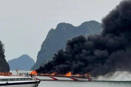 Tàu cao tốc bốc cháy dữ dội trên vùng biển Quảng Ninh