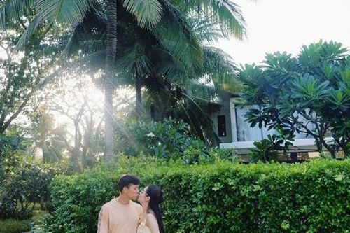 9 năm hạnh phúc ngọt ngào của trung vệ Quế Ngọc Hải bên vợ hoa khôi