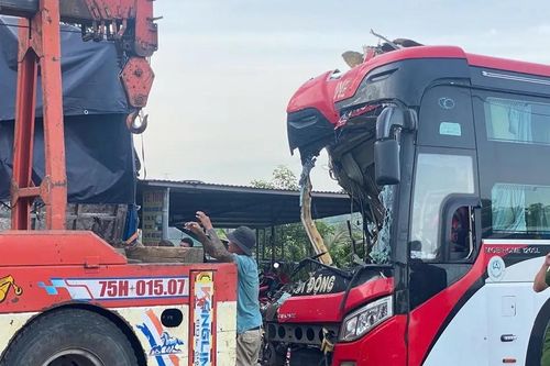 Xe khách bất ngờ tông vào ô tô tải đang lùi, 6 người thương vong