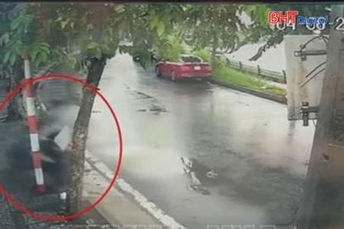 Lái môtô đâm sập tường, nam thanh niên nước ngoài tử vong