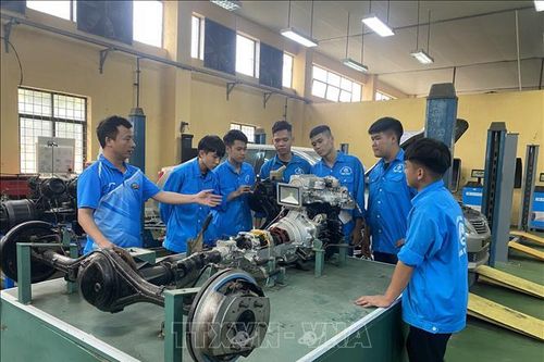 Phát triển nguồn nhân lực, tạo lợi thế thu hút đầu tư