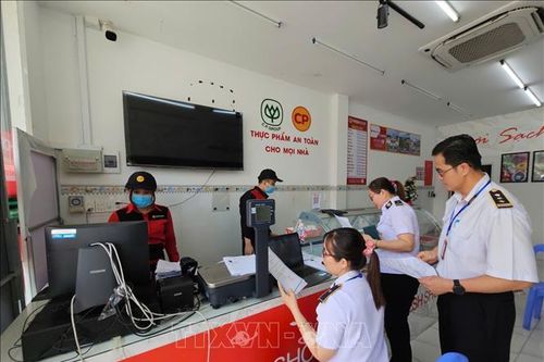 Bình Dương kiểm tra đột xuất an toàn thực phẩm tại các cửa hàng của Công ty C.P