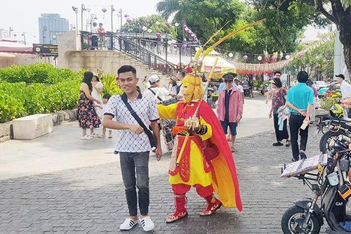 Đà Nẵng: Tái diễn nạn hàng rong tụ tập, chèo kéo du khách