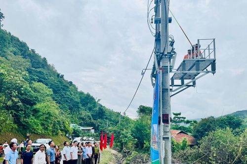 Thực hiện dự án cấp điện nông thôn ở Mường Chà