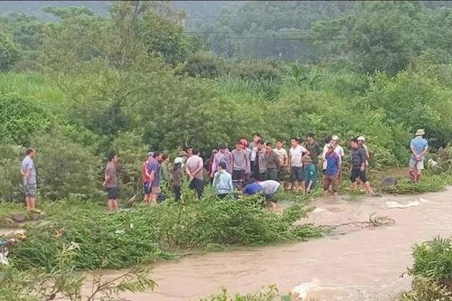 Cô gái bị lũ cuốn tử vong khi đi xe máy qua suối ở Hòa Bình