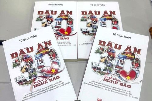Ra mắt sách 'Dấu ấn 30 năm nghề báo' của nhà báo Tô Đình Tuân