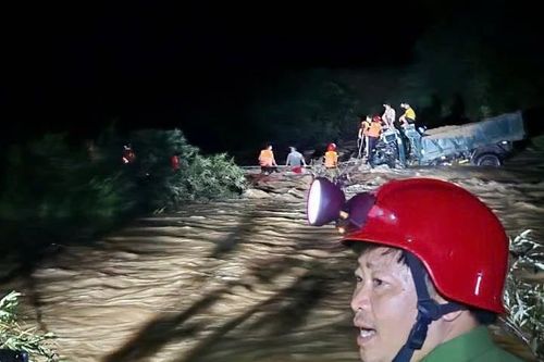 Xuyên đêm cứu hộ 4 người dân mắc kẹt giữa dòng nước lũ
