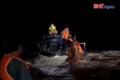 Cảnh sát xuyên đêm cứu 4 người mắc kẹt trên thùng xe trong nước lũ chảy xiết