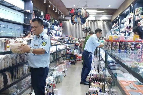 Phú Yên: Tạm giữ gần 1.000 sản phẩm mỹ phẩm, túi xách, bình giữ nhiệt nghi nhập lậu