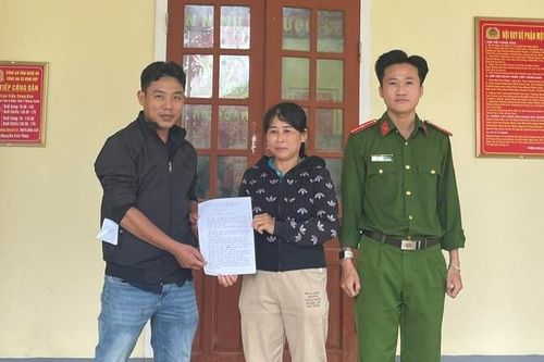 Người phụ nữ bất ngờ nhận được số tiền gần 900 triệu đồng