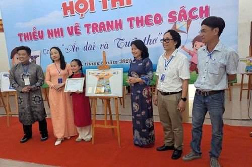 Học sinh vẽ tranh về áo dài và tuổi thơ
