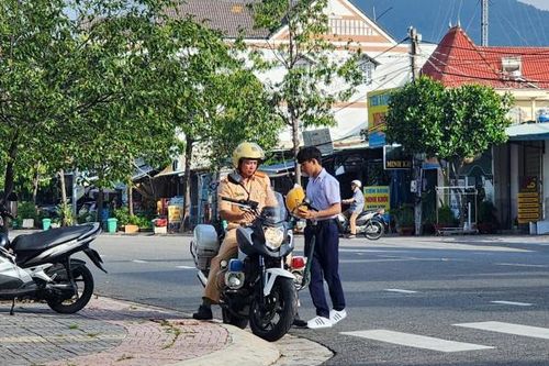 CSGT hỗ trợ kịp thời thí sinh quên mang thẻ dự thi