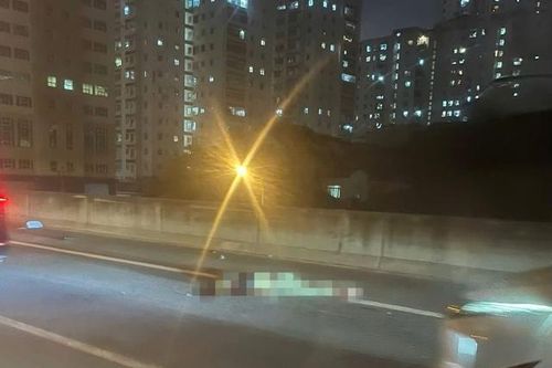Hà Nội: Đi xe máy lên đường Vành đai 3 trên cao, người đàn ông bị ô tô tông tử vong