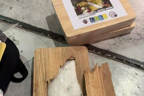 Hơn 5kg ma túy ngụy trang trong thớt gỗ 'hạ cánh' sân bay Tân Sơn Nhất