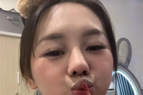 Hot girl TikTok thử thách trang điểm với máy mát xa rung