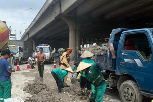 CSGT truy vết ô tô làm rơi vãi bùn đất gây mất ATGT