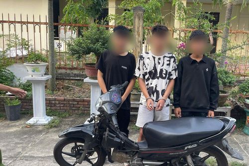Thiếu niên cầm dao xông vào quán ăn, chém bạn trọng thương