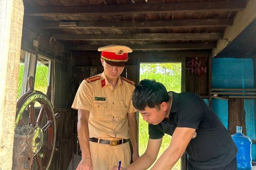 Vận động chủ phương tiện thủy tự tháo dỡ thiết bị hút cát, sỏi trái phép trên sông Cầu