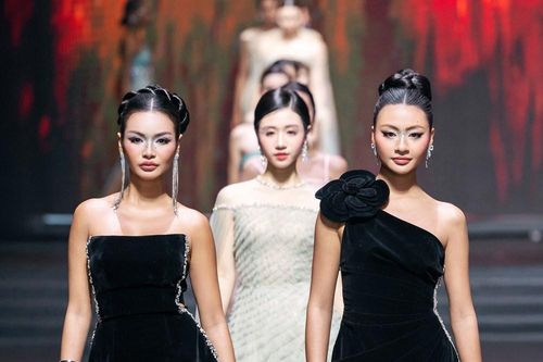 Á hậu Mook và Hoa hậu Xuân Hạnh kiêu sa trong bộ sưu tập 'To Be Happy'