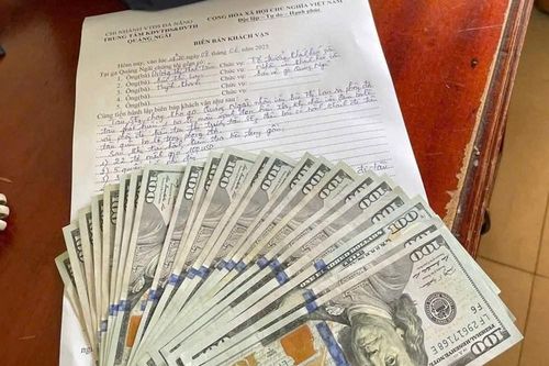 Hoàn trả số tiền 2.200 USD cho người nhà của hành khách bỏ quên