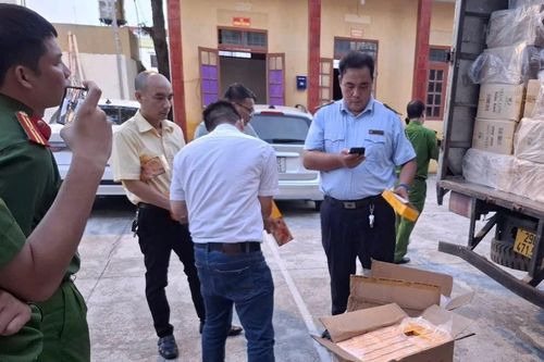 Phát hiện đường dây buôn bán thuốc lá giả qua mạng