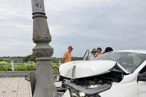 Ô tô mất lái, tông trụ đèn chiếu sáng bên đường, 3 người bị thương nặng
