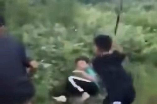 Nam sinh Bình Định bị đánh dã man dù quỳ gối xin tha: Lời khai của nhóm đánh bạn
