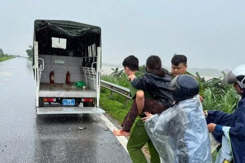 Cứu người phụ nữ nằm bất động ven đường trong mưa lớn