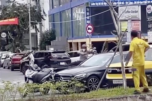 Thanh niên đi SH chặn đầu, đập phá ô tô Mercedes ở Thủ Đức