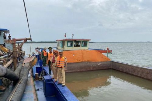 Liên tiếp bắt giữ 5 tàu khai thác, vận chuyển trái phép gần 2.500m3 cát