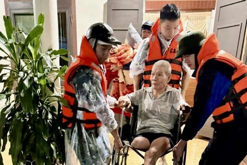 Nước lũ lên cao, Công an Quảng Trị di dời nhiều người dân khỏi vùng ngập