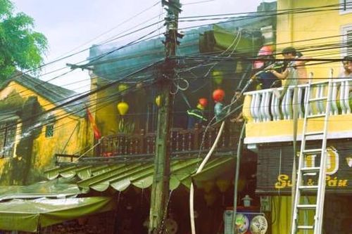 Kịp thời dập tắt đám cháy trong phố cổ