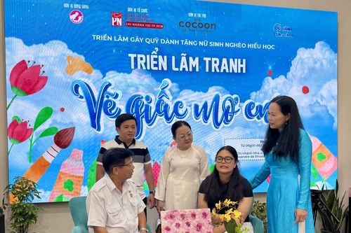 Cô bé 14 tuổi bán tranh gây quỹ cho nữ sinh nghèo
