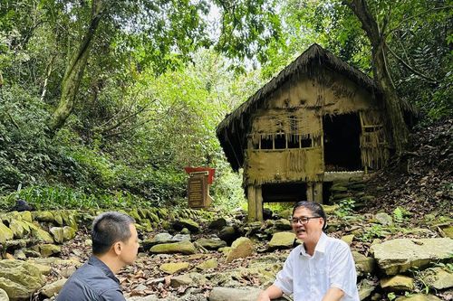 Lên cội nguồn Khuổi Nặm, Bó Hoài