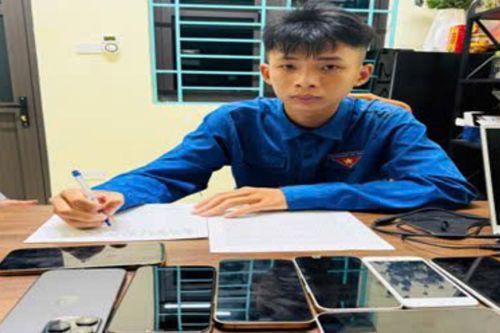 Dỡ mái ngói trong đêm, 'ăn' 9 chiếc điện thoại di động