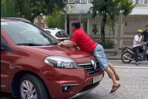 Công an vào cuộc vụ người đàn ông bám nắp capo khi ô-tô đang chạy trên đường