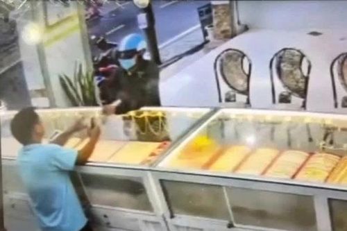 Bắt giữ đối tượng cướp vàng rồi bỏ chạy trong mưa