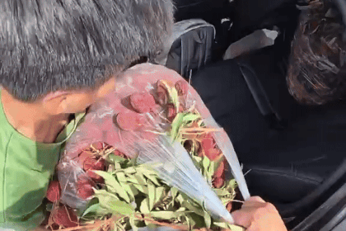 Tài xế taxi chở gần 200 kg vải giúp người đàn ông gặp tai nạn