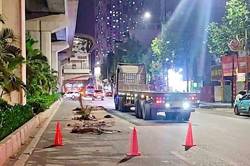 Hà Nội: CSGT 'truy' xe làm rơi đất ra đường, phát hiện thêm lỗi quá tải