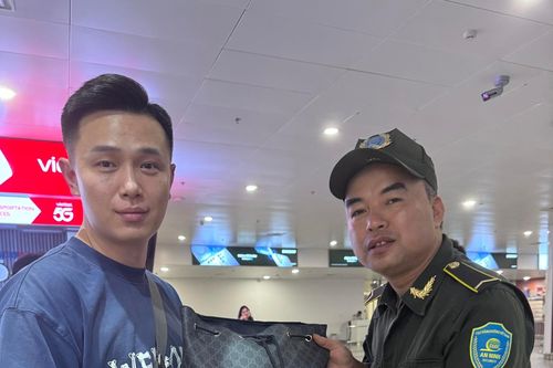 Khách ngoại quốc bỏ quên 360 triệu đồng trên taxi hốt hoảng trở lại sân bay nhờ tìm giúp