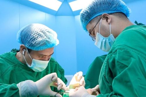 Gặp tai nạn hi hữu, bộ phận 'nhạy cảm' của người đàn ông phình to như quả bóng